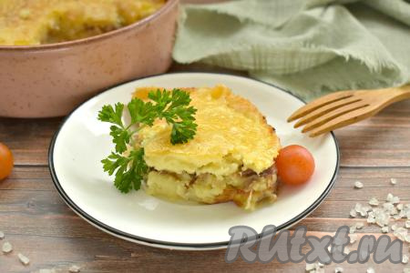 Готовое блюдо достаём из духовки. При подаче вкусную, сочную, аппетитную запеканку, приготовленную с картошкой и тушёнкой, можно дополнить зеленью, свежими или маринованными овощами.