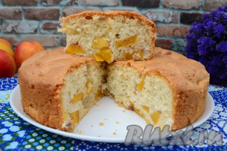 Полностью остывшую пышную, аппетитную шарлотку с&nbsp; сочными кусочками нектаринов нарезать на кусочки и подать к чаю или кофе. Этот пирог и на второй день остаётся очень вкусным, если, конечно, доживает до следующего дня.