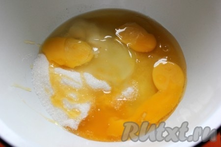 Для приготовления теста нужно растопить мёд, соединить его с сахаром, яйцами и взбить.