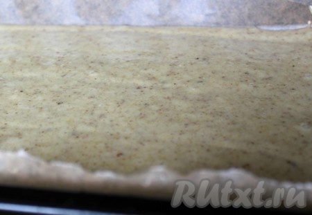В смазанных растительным маслом формах, или на противне, покрытом бумагой для выпекания, или в силиконовых формах испечь при температуре 180 градусов в течение 10-15 минут 4 тонких (около 1 см) или, как у меня, 2 средней толщины коржа в течение 20-25 минут, но потом разрезать их на 2 коржа. Края коржей при необходимости подровнять (я подровняла с одной стороны прямоугольные коржи).

Можно испечь и круглые.