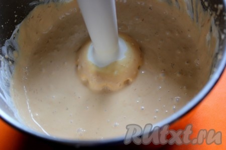 Для крема перемешать варёную сгущенку со сметаной в однородную массу.