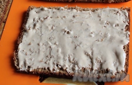 Промазать кремом коржи и собрать медово-ореховый торт.