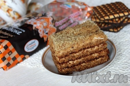 Вкусный медовый торт с грецкими орехами готов. 