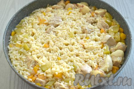 Томим плов из свинины с тыквой 20-25 минут (до мягкости риса и испарения воды), не перемешивая.