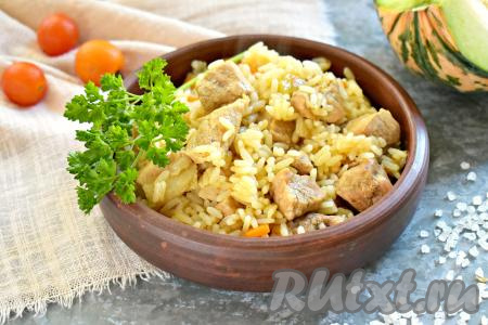 Готовое блюдо снимаем с огня, перемешиваем, раскладываем по тарелкам и в горячем виде подаём к столу. Вкусный, ароматный, аппетитный и сытный плов&nbsp;из свинины с тыквой отлично разнообразит повседневное меню!