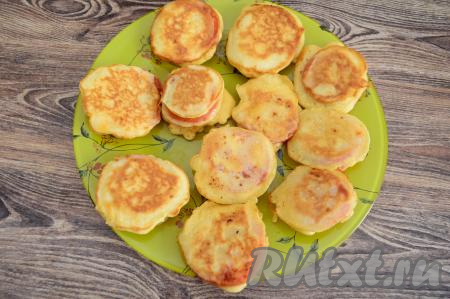 Помидоры, жареные в кляре, переложить со сковороды на салфетку, чтобы убрать лишнее масло, затем аккуратно выложить на тарелку. Постепенно обмакнуть в кляр и обжарить все кружочки помидоров. Всего у меня получились 12 кружочков помидоров, жареных в кляре.