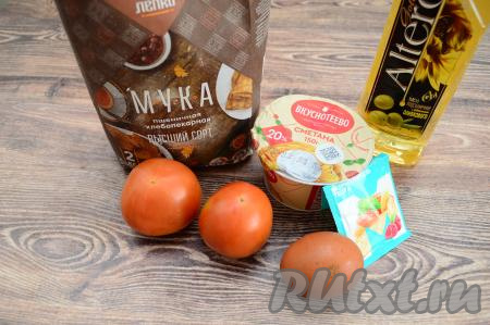 Подготовить продукты для приготовления помидоров, жареных в кляре на сковороде. Сметану для кляра можно взять любой жирности. Помидоры выбирайте среднего размера, плотные, чтобы хорошо резались на кружочки.