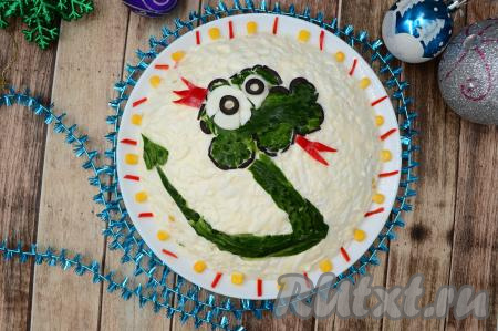 Вот такой вкусный праздничный крабовый салат с симпатичной зелёной змейкой можно подать к новогоднему столу.