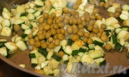 К кабачкам добавить консервированный зеленый горошек.