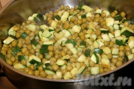 Перемешать кабачки с зеленым горошком и обжаривать 2 минуты.
