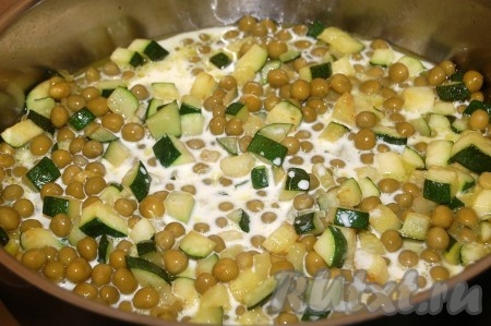 Добавить сливки и тушить до загустения, примерно 5 минут. Посолить, поперчить по вкусу.