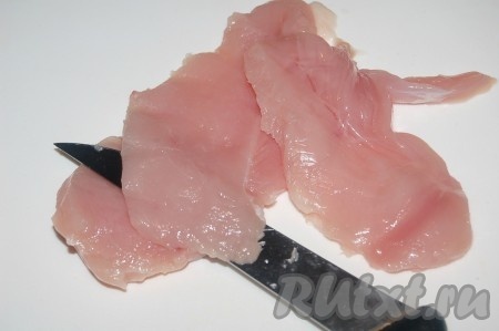 Куриное филе разрезать острым ножом вдоль на 3 части.