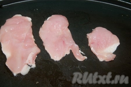 Полученные кусочки филе обжарить на растительном масле на гриле или обычной сковороде примерно по 2 минуты с каждой стороны.