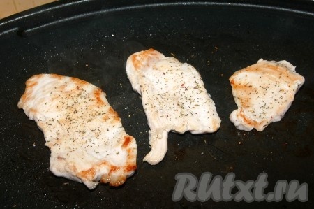 Полученные кусочки филе обжарить на растительном масле на гриле или обычной сковороде примерно по 2 минуты с каждой стороны.