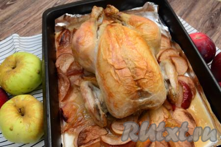 Готовность мяса можно проверить при помощи зубочистки, для этого проткните курочку в районе бедра. Если из прокола вытекает прозрачный сок, значит наша птичка готова. Средняя курица (весом до 2 килограмм) запекается около 2 часов.&nbsp;