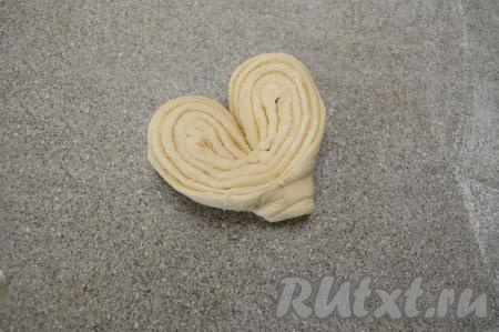 Затем вывернуть заготовку разрезом наружу. Получится вот такая симпатичная плюшка в форме сердечка.