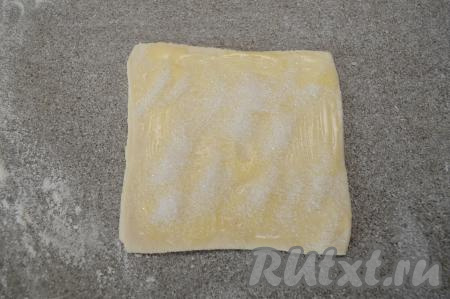 Тесто, смазанное маслом, присыпать 1 чайной ложкой сахара.&nbsp;