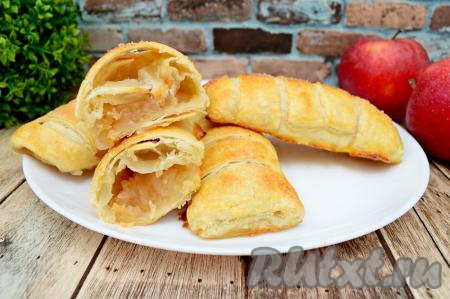 А вот как эта булочка с яблоками выглядит в разрезе. Сочетание достаточно большого количества сочной, нежной яблочной начинки и воздушного бездрожжевого слоёного теста делает эту выпечку необыкновенно вкусной!