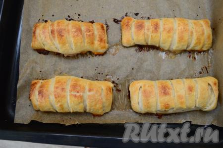 Отправить противень в разогретую до 200 градусов духовку, выпекать булочки с яблоками минут 20-25 минут (до приятного подрумянивания слоёного бездрожжевого теста).