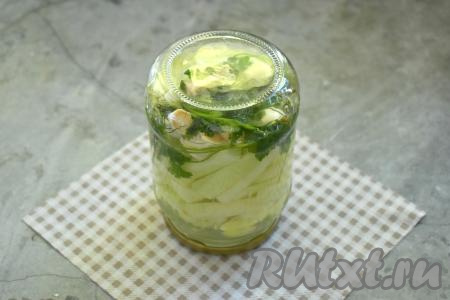 В банку с кабачками, хреном, чесноком и уксусом вливаем кипящую воду из кастрюли, сразу закручиваем (или закатываем) крышкой. Проверяем, чтобы банка была закрыта герметично.&nbsp; Переворачиваем банку дном вверх, накрываем со всех сторон одеялом (или пледом), оставляем до полного остывания, а затем переставляем в прохладное место (в кладовую или в подвал) на хранение.