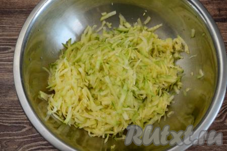 Кабачок очистить от кожуры. Если у кабачка крупные семечки, тогда их нужно обязательно удалить вместе с мякотью. У меня был кабачок с мелкими семечками, поэтому я просто очистила его от кожуры. Очищенный кабачок у меня весил 440 грамм. В глубокую миску на крупной тёрке натереть подготовленный кабачок,&nbsp; хорошо посолить его, перемешать и оставить на 5 минут.