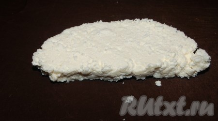 Отрезать кусок сыра.