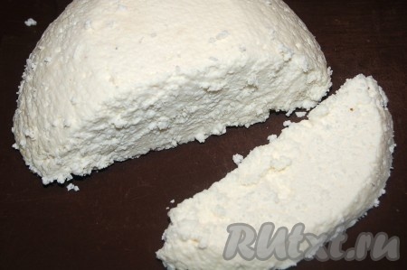 Отрезать кусок сыра.