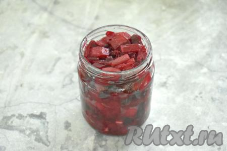 Всего у меня получилось 650 миллилитров салата из кабачков, свеклы и лука. Снимаем кастрюлю с салатом с огня, сразу перекладываем его в заранее простерилизованную банку (я предварительно простерилизовала банку над паром). Я выложила в банку объёмом 500 миллилитров, а оставшийся салат подала к столу. Закручиваем (или закатываем) банку крышкой (я заранее прокипятила крышку в течение 3 минут с момента закипания воды). Переворачиваем банку с салатом дном вверх, со всех сторон укутываем пледом (или тёплым полотенцем) и оставляем до полного остывания (примерно на сутки).&nbsp;