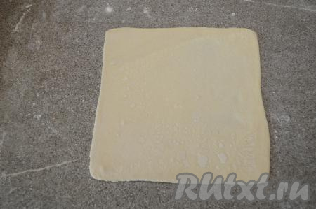 На слегка присыпанной мукой поверхности раскатать квадратик теста до толщины примерно 2 миллиметра. У меня получился квадрат со стороной 16 сантиметров.
