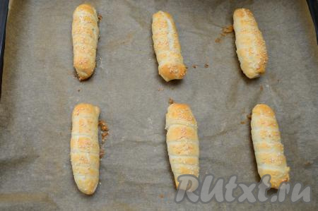 Запекать крабовые палочки в слоёном тесте в духовке, разогретой до 200 градусов, минут 20-25 минут (до румяного цвета).