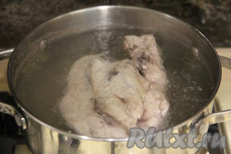 Кусочки курицы вымыть (я взяла суповой набор, но отлично подойдут и, например, ножки или окорочка), выложить в кастрюлю, влить 2,5 литра воды, поставить на сильный огонь. После закипания, убрав пену с поверхности бульона, варить мясо на небольшом огне 30 минут.&nbsp;