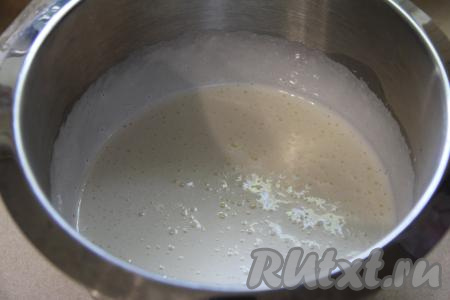 Взбить яйца с сахаром&nbsp;с помощью миксера на максимальных оборотах в течение 7 минут. Взбитая яичная масса станет пышной и светлой.