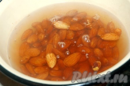 Орехи миндаль сложить в миску и залить крутым кипятком. Так их можно оставить на время от 3 минут и больше.