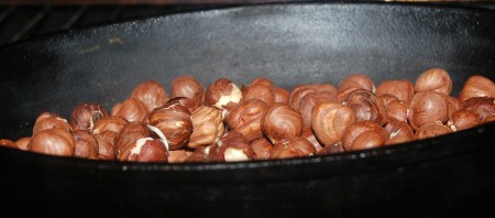 Орехи фундук поместить в форму и отправить в горячую духовку. Температура духовки 200 градусов. Аналогично фисташкам их нужно периодически доставать, мешать, слегка остужать и снова отправлять в горячую духовку. Делать это примерно 10 минут.