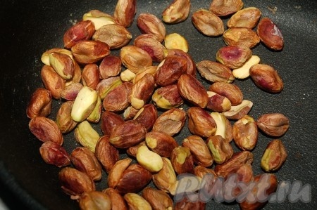 Минут через 15 наши фисташки будут достаточно прокалены.