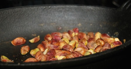 Затем поместить их в форму и отправить в горячую духовку, нагретую до 200 градусов. Внимательно наблюдать за ними, чтобы они ни в коем случае не подгорели. Почаще их доставать, мешать, давать немного остыть и снова отправлять в духовку для прокаливания.