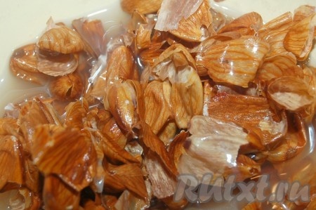 Кожицу можно оставлять прямо в этой миске с водой.