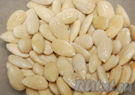 Очищенный миндаль убирать на другую тарелку. Сначала миндаль будет мокрым.