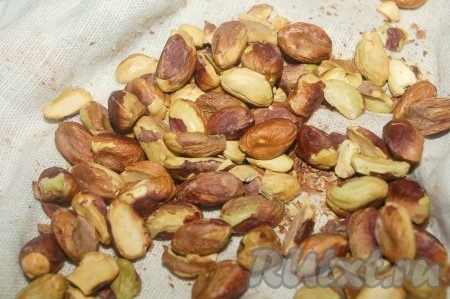 Кожица у фисташек до конца не снимается, поэтому достаточно будет слегка их прокатать по вафельному полотенцу и они будут готовы для дальнейшего использования в кулинарных целях.