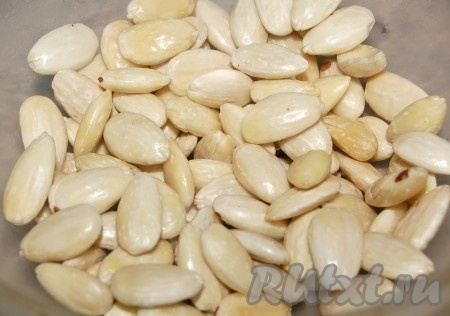 Мокрый миндаль необходимо обсушить. Это можно сделать двумя способами - отправив его в микроволновую печь на 3 минуты или в горячую духовку тоже на 3 минуты. За это время он станет сухим и готовым к дальнейшему использованию.