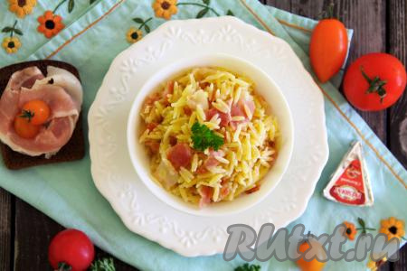 Разложить пасту "Орзо" с беконом по тарелкам и в горячем виде подать сытное, нежное, аппетитное блюдо к столу.