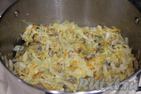 В конце тушения влить уксус и перемешать.