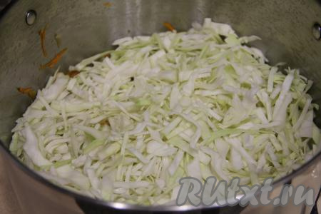 Далее выложить в кастрюлю тонко нарезанную капусту, перемешать и обжаривать минут 7-10 (капуста должна обмякнуть), периодически перемешивая.&nbsp;