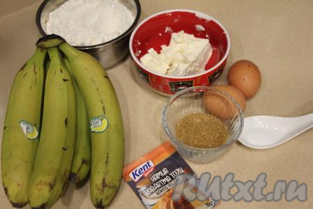 Подготовить продукты для приготовления мягкого бананового печенья. Сливочное масло заранее достать из холодильника, чтобы оно согрелось до комнатной температуры и стало достаточно мягким.