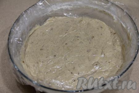 Добавляя муку, учитывайте, что банановое тесто должно получиться вязким и тягучим. Накрыть тесто пищевой плёнкой и убрать в холодильник на 1 час.