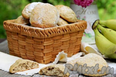 Аппетитное, мягкое песочное банановое печенье достать из духовки, дать немного остыть, переложить на тарелку и можно подавать к столу. Очень просто и вкусно, попробуйте!