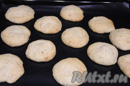 Выпекать  печенье в духовке, предварительно разогретой до 180 градусов, минут 20&nbsp; (до лёгкого зарумянивания).