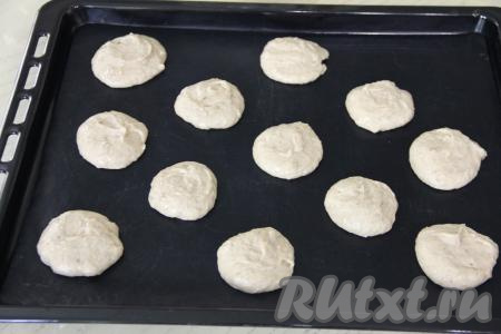 По прошествии часа достать тесто из холодильника, перемешать. Противень застелить ковриком (или пергаментом) для выпечки. На застеленный противень выкладывать по 1 столовой ложке теста, формируя округлое печенье. В процессе выпечки банановое печенье увеличивается в размере, поэтому выкладывайте тесто на расстоянии друг от друга.