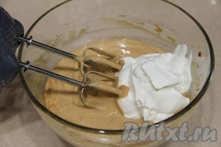Затем добавить оставшуюся сметану и перемешать крем на низких оборотах миксера до однородности.&nbsp;