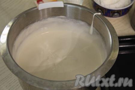 Взбить миксером яйца с сахаром на максимальной скорости в течение 7 минут. Яичная масса в процессе взбивания увеличится в объёме и станет очень воздушной.&nbsp;